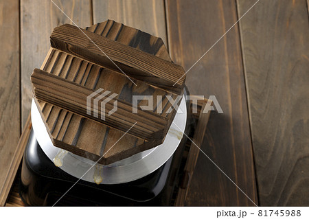 一合炊きのお釜で炊き込みご飯を炊く 81745988