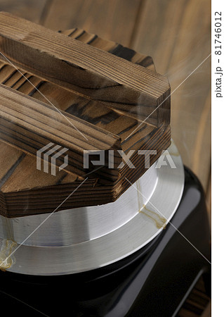 一合炊きのお釜で炊き込みご飯を炊く 81746012