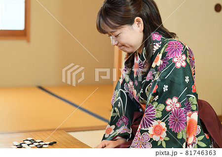 囲碁　対局する女性 81746363