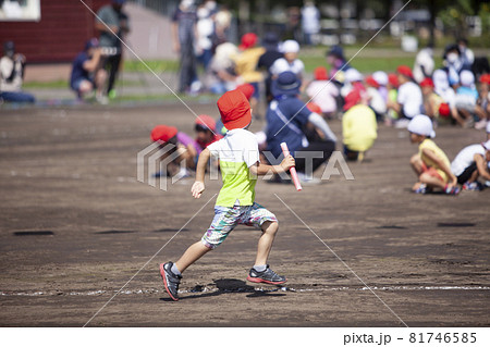 運動会で走る男の子 81746585
