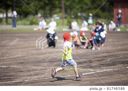 運動会で走る男の子 運動会で走る男の子 81746586