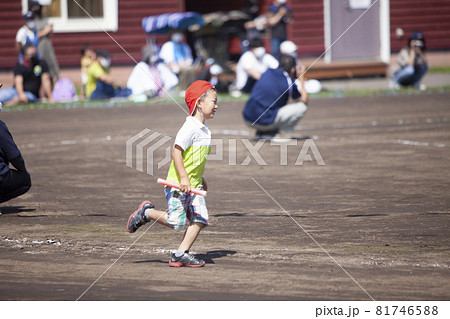運動会で走る男の子 運動会で走る男の子 81746588