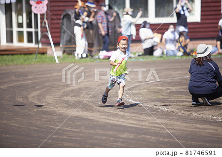 運動会で走る男の子 運動会で走る男の子 81746591