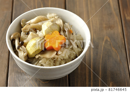 栗やしめじ、舞茸、人参が入った炊き込みご飯 81746645