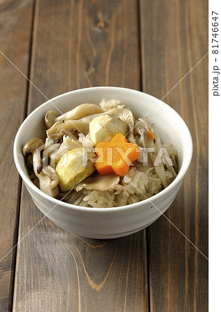 栗やしめじ、舞茸、人参が入った炊き込みご飯 栗やしめじ、舞茸、人参が入った炊き込みご飯 81746647