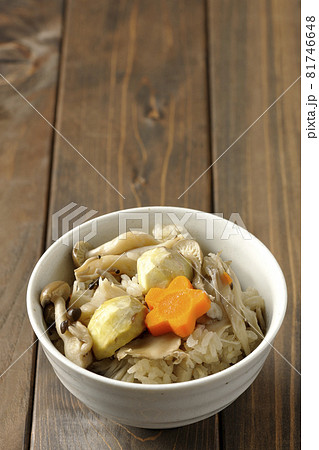 栗やしめじ、舞茸、人参が入った炊き込みご飯 栗やしめじ、舞茸、人参が入った炊き込みご飯 81746648