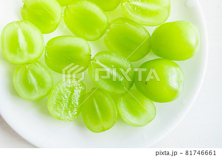 半分にカットしたシャインマスカット 81746661