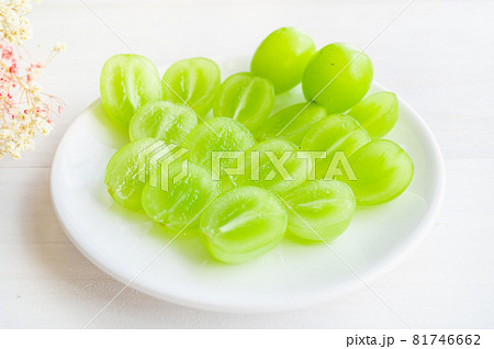 半分にカットしたシャインマスカット 81746662