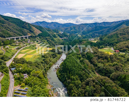 空から見た山間部の景色（ドローン空撮） 81746722