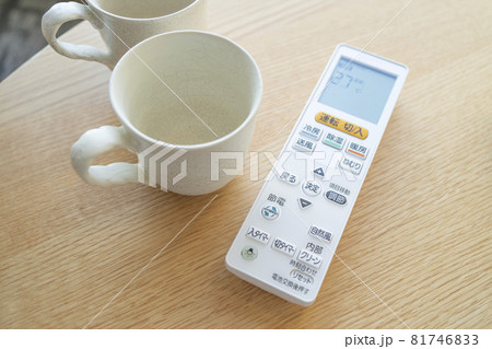 空調家電　エアコンのリモコン 81746833