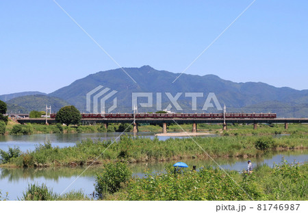 阪急 京都線 桂川橋梁と愛宕山 阪急 京都線 桂川橋梁と愛宕山 81746987
