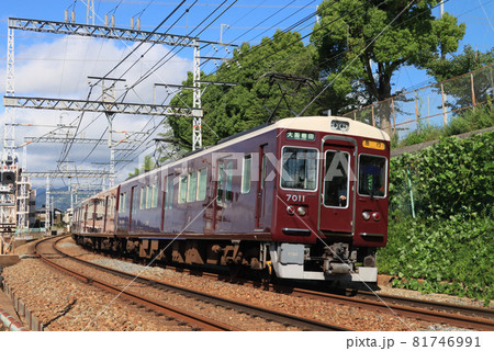 雲雀丘花屋敷駅付近を走る阪急電車 雲雀丘花屋敷駅付近を走る阪急電車 81746991