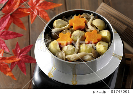 一合炊きのお釜で栗、人参、ブナシメジ、舞茸が入った炊き込みご飯を炊く 一合炊きのお釜で栗、人参、ブナシメジ、舞茸が入った炊き込みご飯を炊く 81747001