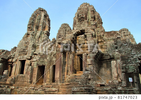カンボジア シェムリアップ　世界遺産アンコールトムの中心の遺跡バイヨン　回廊の門 81747023