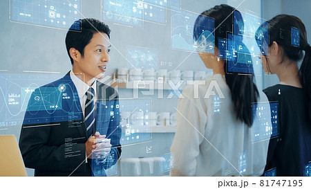 接客するビジネスマンと技術イメージ 接客するビジネスマンと技術イメージ 81747195