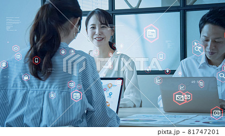 ミーティングする人々とテクノロジーイメージ　ビジネスネットワーク 81747201