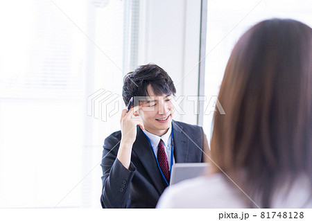 面談をするオフィスワーカー 81748128