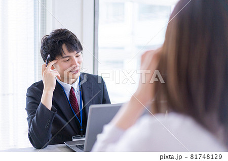 面談をするオフィスワーカー 面談をするオフィスワーカー 81748129