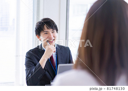 面談をするオフィスワーカー 面談をするオフィスワーカー 81748130