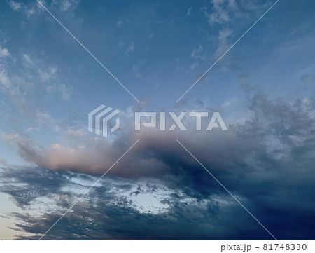 陽が沈む頃の夕方の空と雲/The sky and clouds in the evening 81748330