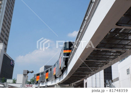 立川駅北改札口付近から見た多摩モノレール電車 81748359