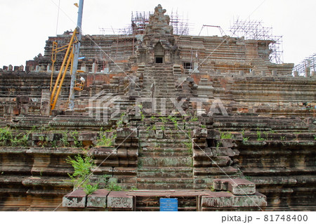 カンボジア シェムリアップ　世界遺産アンコールトム遺跡群　修復中のバプーオン寺院 81748400