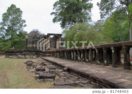 カンボジア シェムリアップ 世界遺産アンコールトム遺跡群 修復中のバプーオン寺院と空中参道 カンボジア シェムリアップ 世界遺産アンコールトム遺跡群 修復中のバプーオン寺院と空中参道 81748403