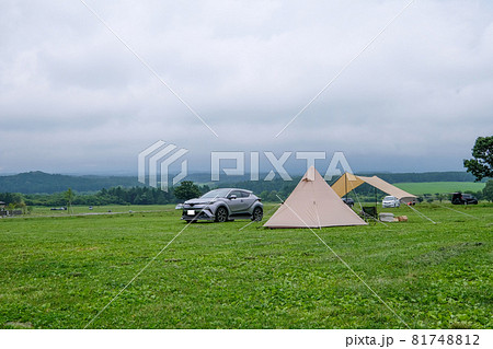 静岡県富士宮朝霧のオートキャンプ場でテントとタープでキャンプ 81748812