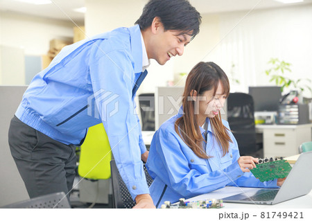 基板についてにこやかに話すエンジニア男女1 基板についてにこやかに話すエンジニア男女1 81749421