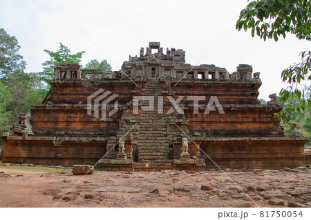 カンボジア シェムリアップ　世界遺産アンコールトム遺跡群のピミアナカス寺院 81750054