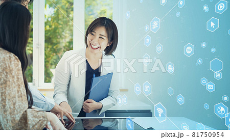 接客する女性とビジネステクノロジー 81750954