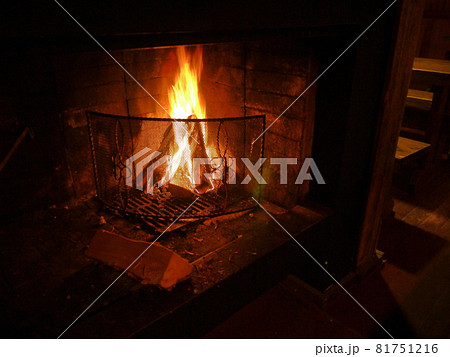 暖炉の炎 81751216