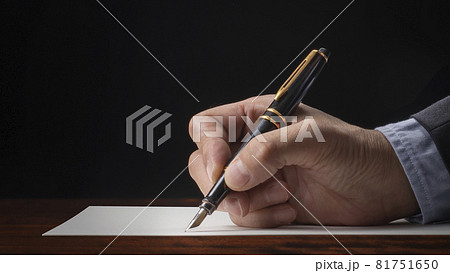 白い紙に、万年筆で字を書いている男性の手のイメージ 81751650