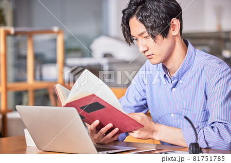 テレワーク中に気分転換に読書する若い男性 81751785