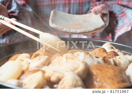 熱々のおでん 81751967