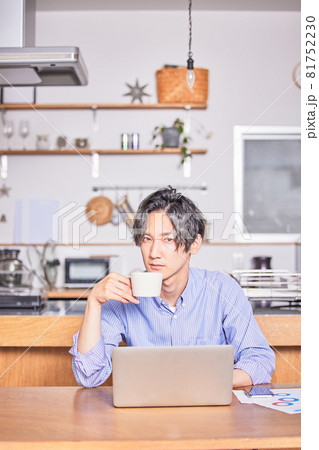 テレワーク中に気分転換にコーヒーを飲む若い男性 81752230
