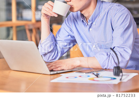 テレワーク中に気分転換にコーヒーを飲む若い男性 テレワーク中に気分転換にコーヒーを飲む若い男性 81752233