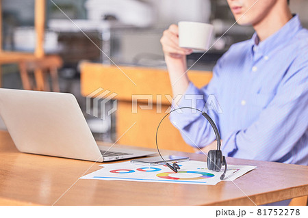 テレワーク中に気分転換にコーヒーを飲む若い男性 テレワーク中に気分転換にコーヒーを飲む若い男性 81752278