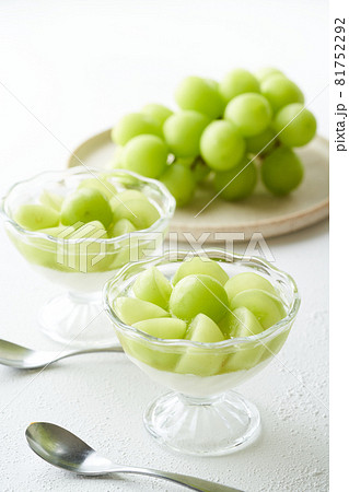 シャインマスカットのパンナコッタ 81752292