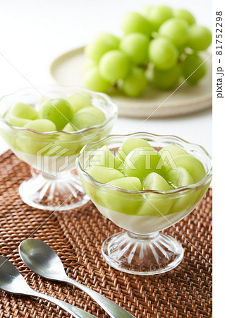 シャインマスカットのパンナコッタ 81752298