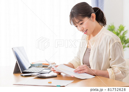 自宅でテレワークする女性 81752628