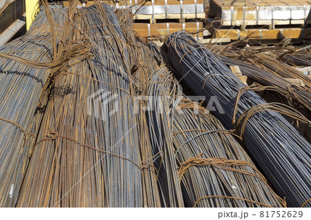 Reinforcing bars with a periodic profile in the packs are stored in the metal products warehouse 81752629
