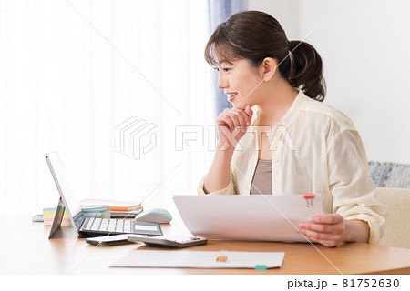 自宅でテレワークする女性 81752630