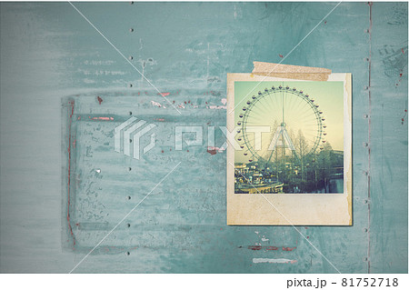 壁にテープで貼り付けられたポラロイド写真 81752718