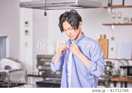 テレワーク中に気分転換に服を着替える若い男性 テレワーク中に気分転換に服を着替える若い男性 81752766