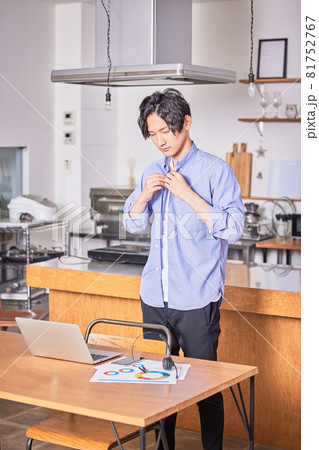 テレワーク中に気分転換に服を着替える若い男性 81752767