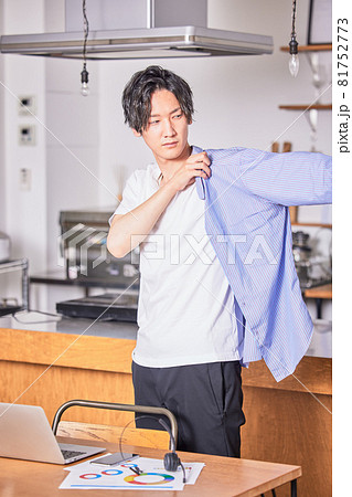 テレワーク中に気分転換に服を着替える若い男性 81752773