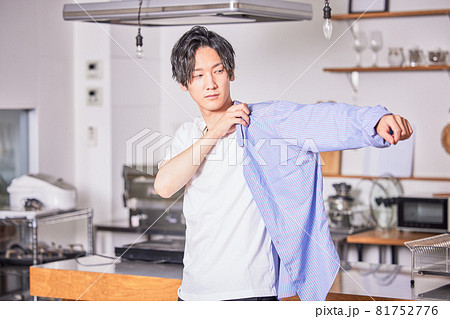 テレワーク中に気分転換に服を着替える若い男性 テレワーク中に気分転換に服を着替える若い男性 81752776
