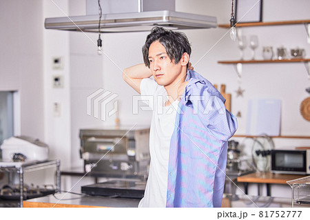 テレワーク中に気分転換に服を着替える若い男性 81752777