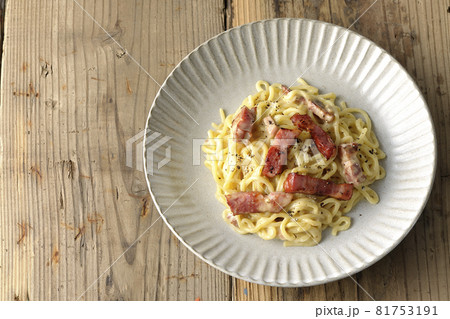 カリカリに焼いた厚切りベーコン入りのカルボナーラを俯瞰で撮影 81753191